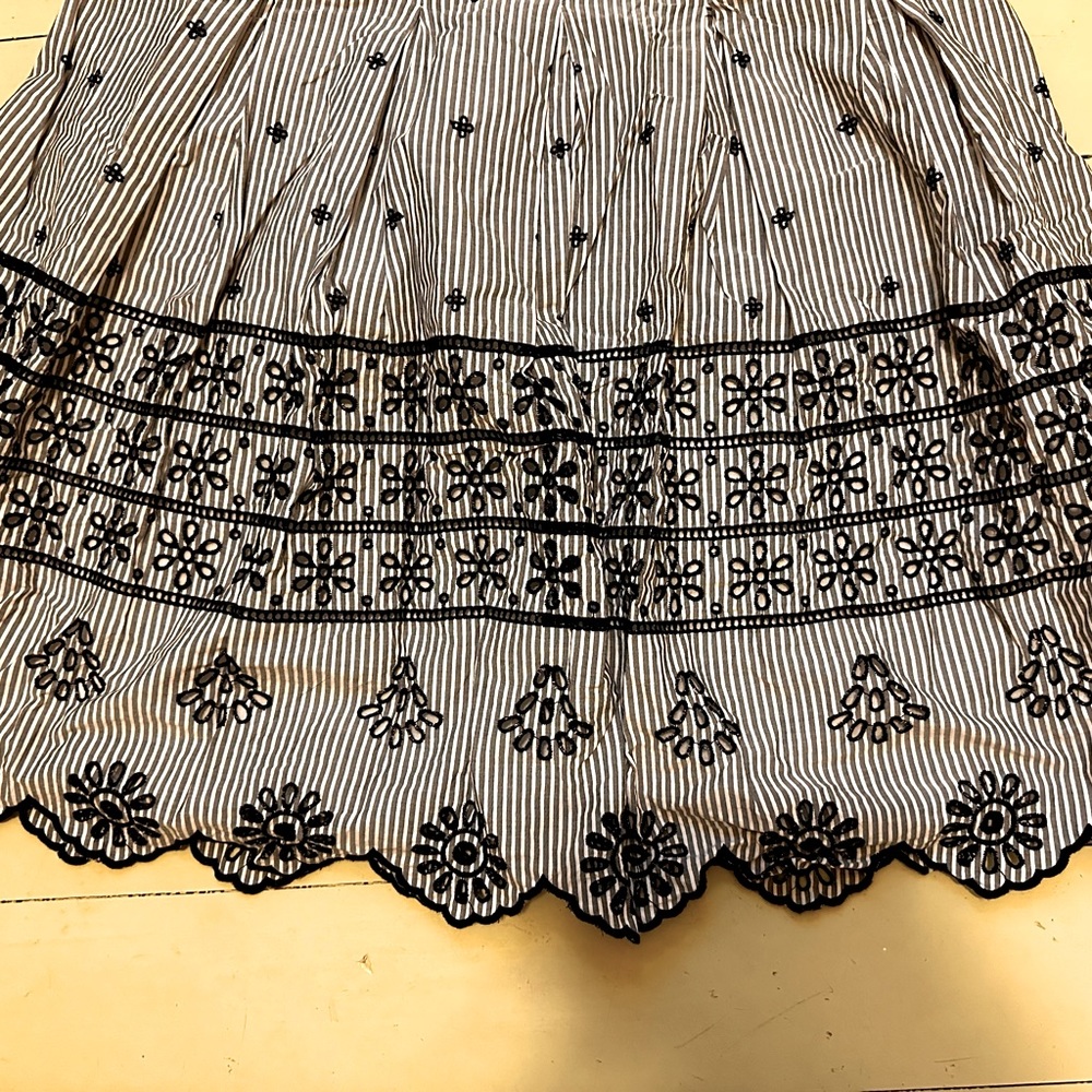 Talbots Black & White Eyelet Skirt (Size 12) - Picture 8 of 10